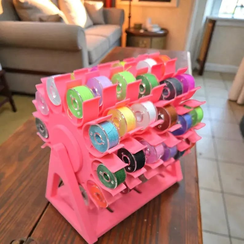 🔥 Last Day 49% OFF - 🧵 360° Rotating Bobbin Organizer – Holds 60 A-Size Bobbins